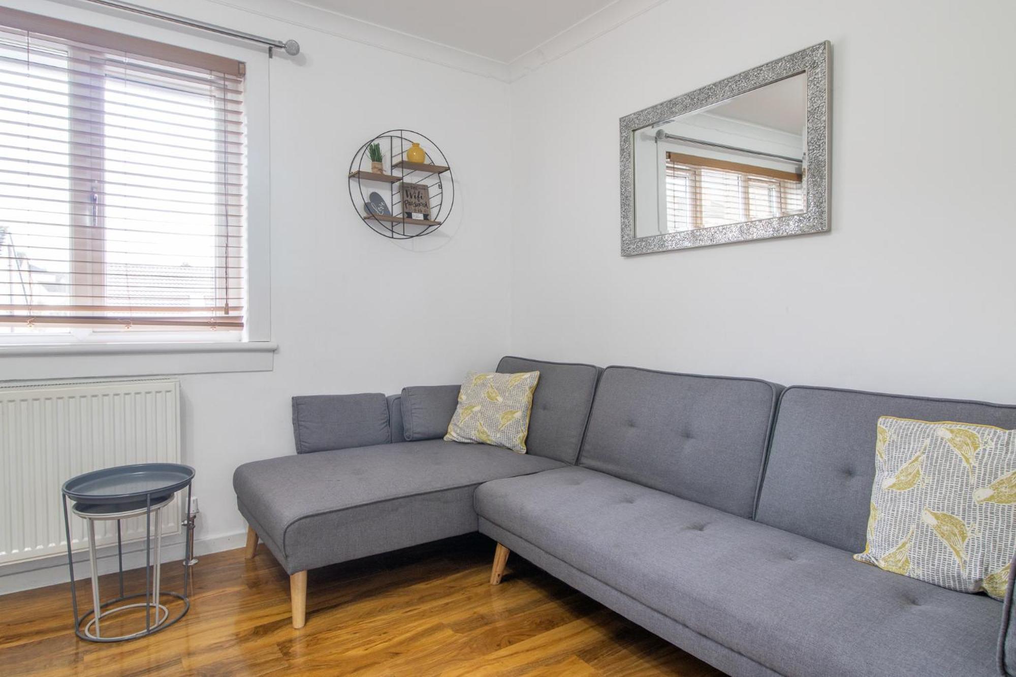 1 Bed Apartment Central Hamilton Free Wifi With Great Transport Links To Glasgow Exterior photo