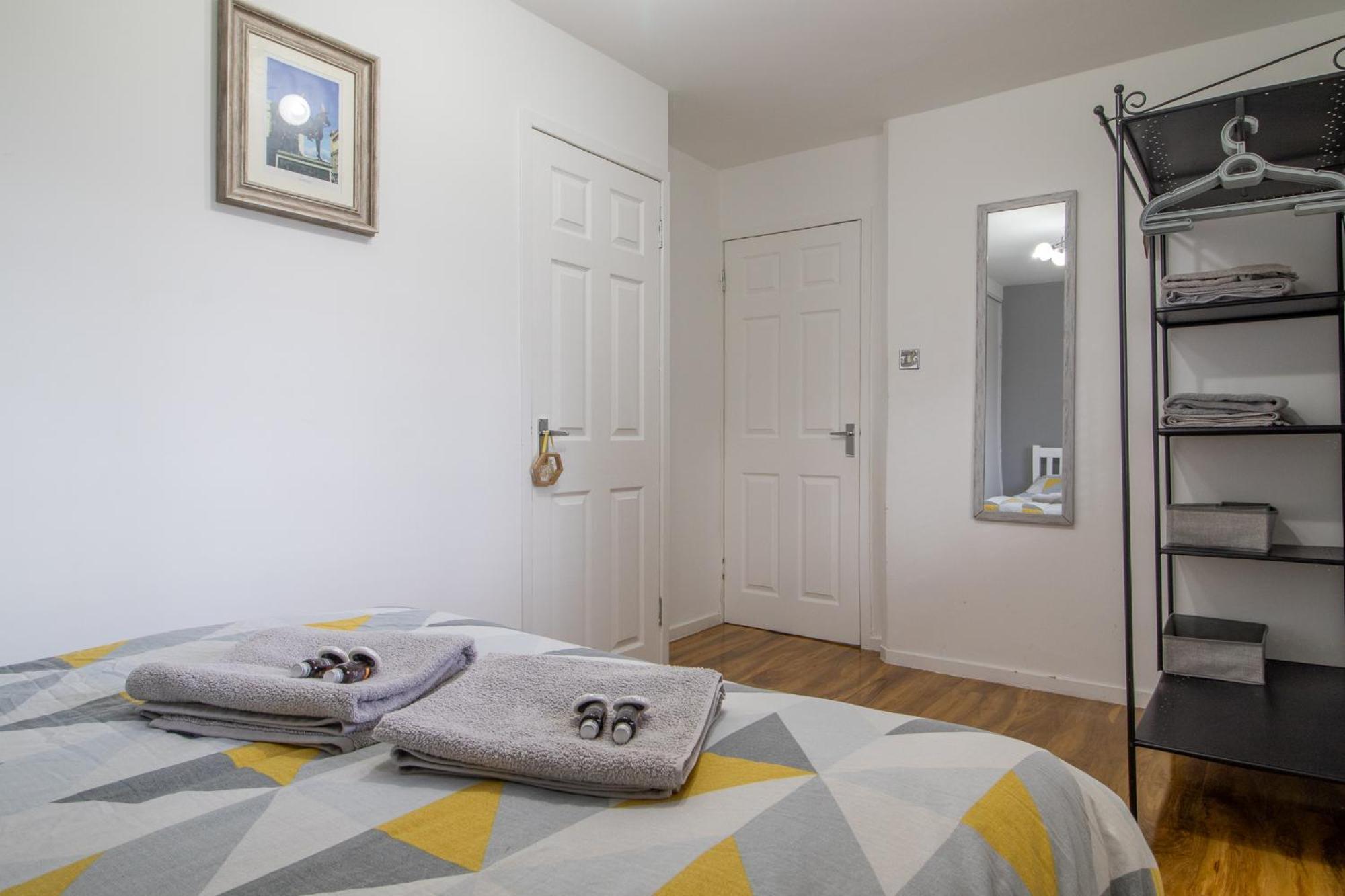 1 Bed Apartment Central Hamilton Free Wifi With Great Transport Links To Glasgow Exterior photo